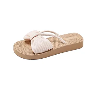 Elegantes sandalias de dedo con lazo rosa y suela de cáñamo tejida para el verano
