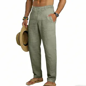 Lockere Herren-Leinenhose in Salbeigrün mit Kordelzug am Modell für den Urlaub