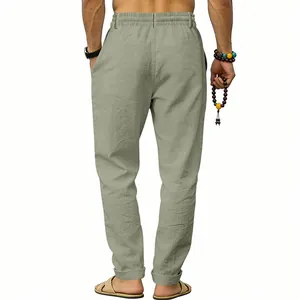 Detailansicht der Rückseite einer lässigen Herren-Leinenhose in Salbeigrün mit Gummizug