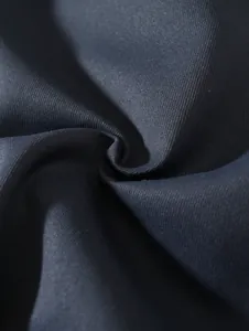 Détail macro montrant la texture tissée sergé de haute qualité du short de plage bleu