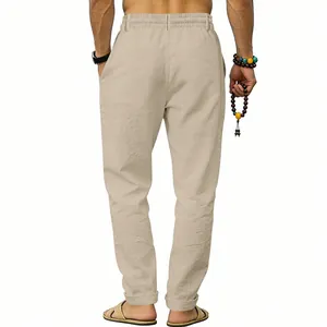 Rückansicht der atmungsaktiven beigen Leinen-Freizeithose für Herren im Urlaub.