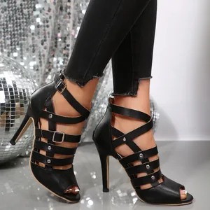 Detailansicht schwarzer Stiletto-Sandalen mit mehreren Riemen und Silberschnallen
