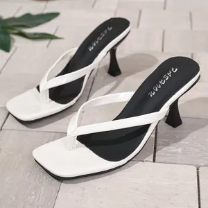Elegante weiße Zehenstegsandalen mit quadratischer Spitze und schwarzem Pfennigabsatz