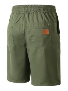 Vue arrière d'un short de plage décontracté pour homme en vert olive avec taille élastique