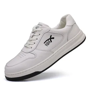 Detalle de cerca de zapatillas de cuero de vaca blanco para hombre con logo lateral