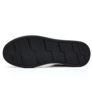 Vista detallada de la suela de goma antideslizante de una zapatilla de cuero para hombre.