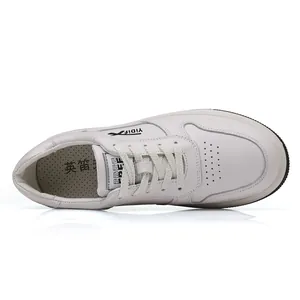Vista superior de zapatillas casuales para hombre en cuero genuino blanco con detalles