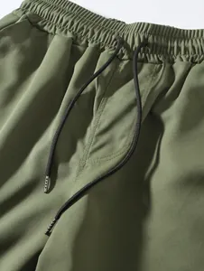 Détail du short vert olive montrant la taille élastique et le cordon de serrage
