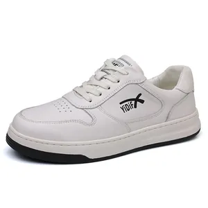 Vista detallada de zapatilla de cuero blanco para hombre con el logo YiDif lateral