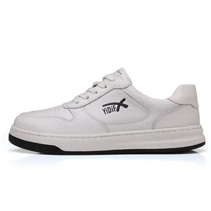 Detalle del perfil lateral de zapatillas de cuero blanco con el logo YiDiF negro