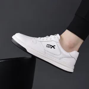 Vista de detalle de zapatillas casuales de cuero blanco premium para hombre