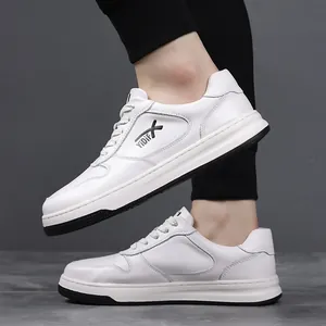 Vista detallada de zapatillas de cuero blanco para hombre con logo YiDiF lateral