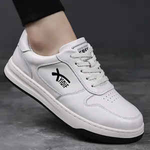 Primer plano de zapatillas casuales de cuero blanco para hombre con detalles transpirables.