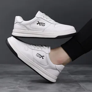 Detalle de zapatillas de cuero de vaca blanco con suelas duraderas y estilo de cordones