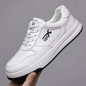 Primer plano de una zapatilla casual de cuero blanco con suela negra y logotipo