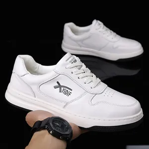 Vista detallada de zapatillas casuales de hombre en cuero blanco con diseño cordones