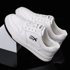 Vista detallada de zapatillas informales de cuero blanco para hombre con textura fina