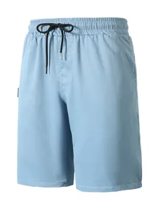 Détail de short de plage bleu clair avec cordon de serrage noir et taille élastique
