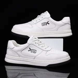 Vista lateral de zapatillas de cuero blanco para hombre con logo YiDif fondo negro