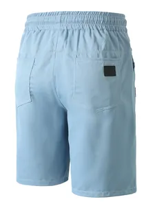Vue arrière détaillée d'un short de plage pour homme en tissu bleu clair avec taille élastique