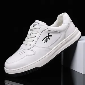 Vista detallada de zapatillas casuales de hombre en cuero blanco con logo lateral