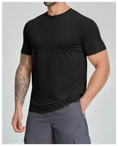 Detailansicht eines schwarzen Lyocell-Merinowolle-Sport-T-Shirts für Herren an einem Modell