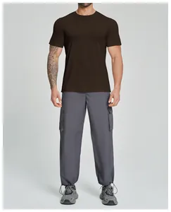 Dunkelbraunes Herren-Sport-T-Shirt mit schmaler Passform aus atmungsaktivem Wollgemisch
