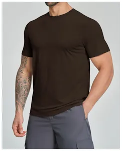 Nahaufnahme braunes Herren T-Shirt aus Lyocell-Merinowolle, atmungsaktiv für Sport