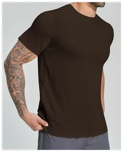 Detailansicht des braunen Merino-T-Shirts für Herren mit Fokus auf der feinen Stoffstruktur