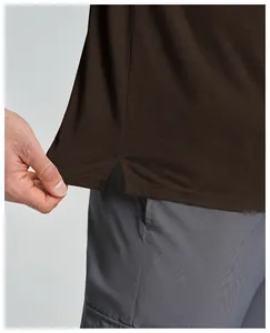 Detailansicht des Saums eines atmungsaktiven Herren-T-Shirts aus feiner Merinomischung