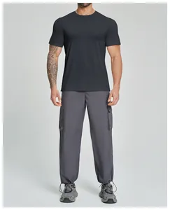 Ganzkörperansicht eines schwarzen Merino-Wollmischung-T-Shirts für Herren mit Cargohose