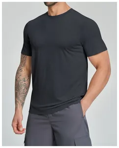 Detailansicht eines dunkelgrauen Merino-T-Shirts für Herren an einem sportlichen Model