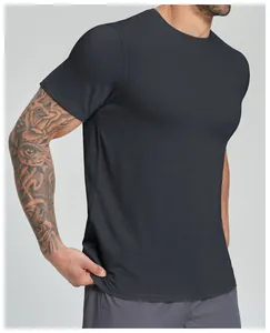 Seitenansicht eines atmungsaktiven Herren Fitness T-Shirts aus Merinowolle-Mix