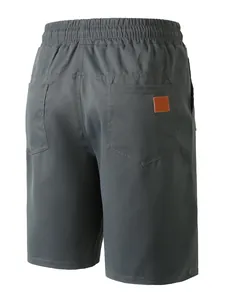 Détail arrière du short de plage tissé gris pour homme avec taille élastiquée