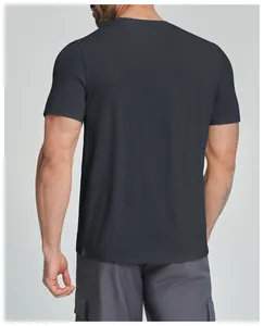 Detailansicht der Rückseite eines atmungsaktiven dunkelgrauen Herren-Sportshirts