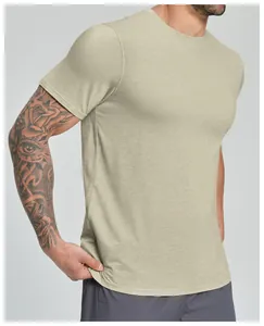 Nahaufnahme des atmungsaktiven Herren Sport-T-Shirts aus feiner Lyocell-Merinowolle