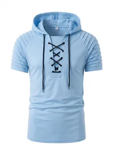 Hellblaues Herren-T-Shirt mit Kapuze, Kurzarm und Schnürkragen-Detail