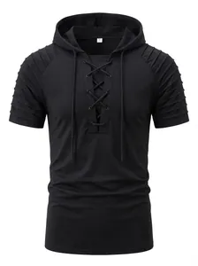 Detailaufnahme des schwarzen Herren-Kapuzenshirts mit Schnürkragen und Plisseefalten