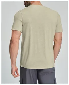 Rückansicht eines olivgrünen Herren-Sport-T-Shirts aus Lyocell-Merinowoll-Mischgewebe.