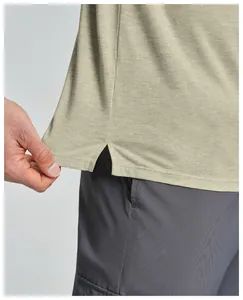 Nahaufnahme des Seitenschlitz-Saums an einem Lyocell-Merinowolle-Herren-Sport-T-Shirt