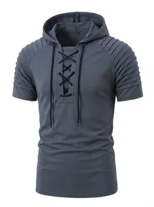 Detailansicht des Herren-Kapuzen-T-Shirts mit Faltenschultern und Schnür-Design.