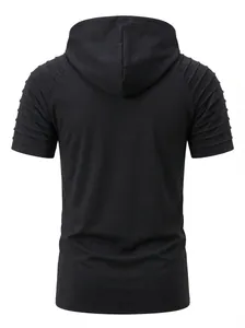 Rückansicht eines schwarzen Herren-Kurzarm-Kapuzenshirts mit gefalteten Schultern
