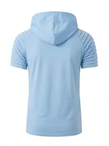 Rückansicht eines hellblauen Herren-Kapuzenshirts mit plissierten Schultern