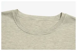 Detailaufnahme des Rundhalsausschnitts eines grauen Lyocell-Merino-Sport-T-Shirts