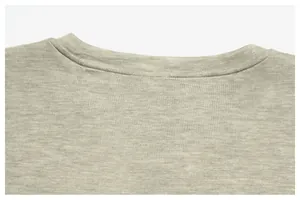 Detailansicht des Rundhalsausschnitts eines atmungsaktiven Lyocell-Merinowoll-T-Shirts.