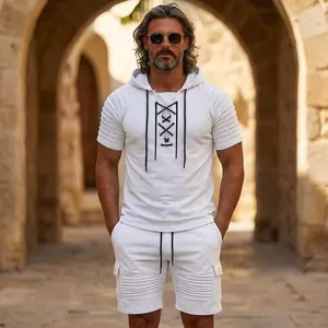 Sommerliches weißes Herren-Set mit Kapuze, Schnürdetail und lässigen Cargo-Shorts in Nahaufnahme.