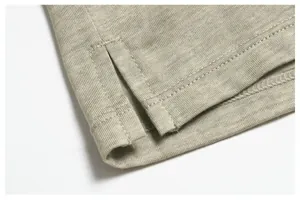 Detailansicht des Seitenschlitzes und der Saumnaht eines Merino-T-Shirts für Herren.