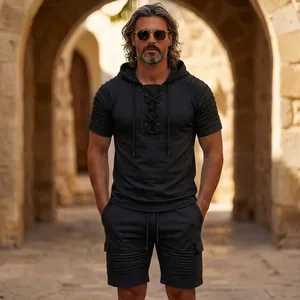 Lässiges schwarzes Herren-Set mit Kapuzen-T-Shirt und Cargo-Shorts, präsentiert an einem Model