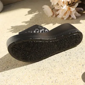 Vista detallada de la suela antideslizante de estas sandalias de cuña con estampado animal