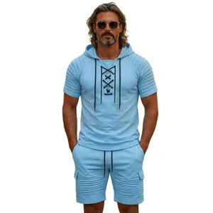 Hellblaues Herren Freizeitset bestehend aus Kapuzen-T-Shirt mit Schnürung und passender Shorts
